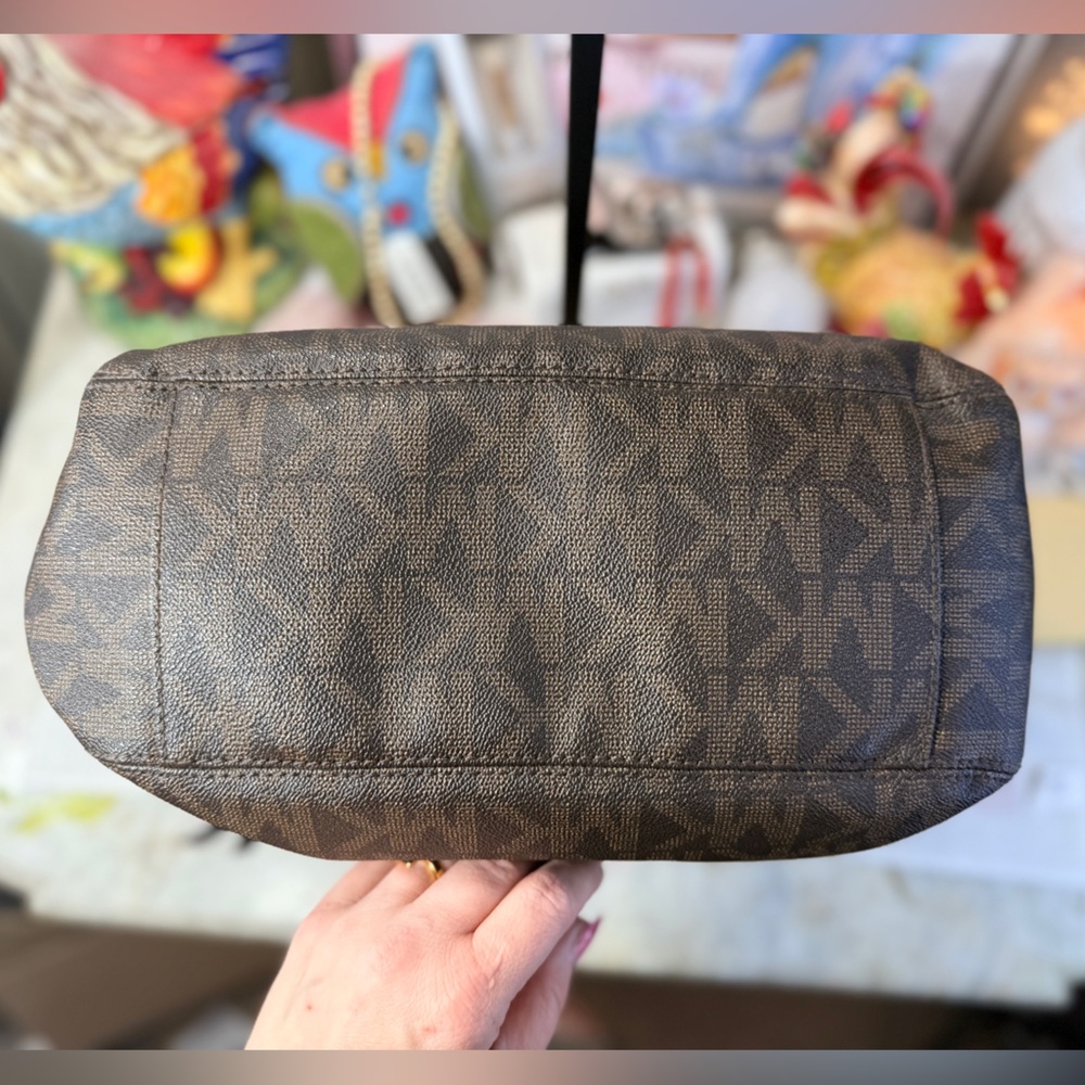 Michael Kors Lilly Large Tote Shoulder Bag - Picture 7 of 10